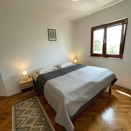 Apartment Mala Kala *